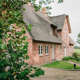 Ferring Neest, hotel a Midlum