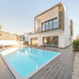 GuestReady - Charming family retreat with pool, hotelli kohteessa Almada