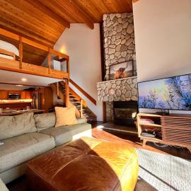 Snowcreek IV - Cozy Mammoth Ski Condo with Mtn Views and Hot Tub