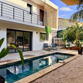 Villa bord de mer avec piscine et jardin tropical - Seaside villa with pool and tropical garden, khách sạn ở Fréjus