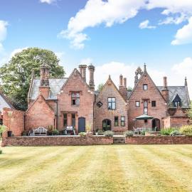 Old School meets Contemporary, sleeps 16 to 20