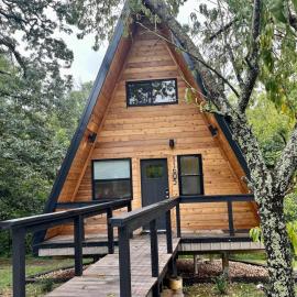 Running Spring Retreat-Cozy Forest A-Frame near Bentonville, hotel in Rogers