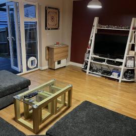 Entire Family Entertainment Holiday Home - 3 x Floors - Free Parking - Games Room - Private Garden - Workspace and Wifi 112mb - Self Check-in
