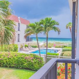Breezy Beachside Views! Heated Pool & Pickleball!, hotel in Holmes Beach