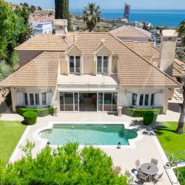 Viesnīca Luxury Sea View Villa with Pool & Terrace REMS Malagā