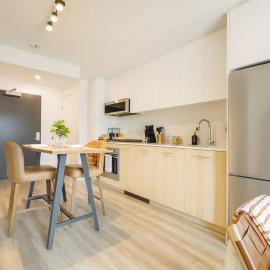 Central King Bed Condo Gym Parking AC Banff