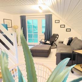 Nessmersiel, Ferienwohnung mit Balkon in Deichnähe, Wallbox, renoviert, מלון בנסמרסיאל