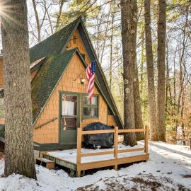 8 Mi to Cranmore Mtn Resort: A-Frame w/ Fire Pit, отель в городе Center Conway