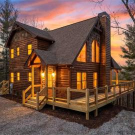 Stunning Views Sleeps 10 - Hot Tub - 2 Fireplaces, hôtel à Blue Ridge