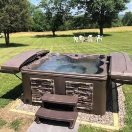 The Willow - Across Road From Wiemer Vineyard - Hot Tub - Fire Pit - Pets OK - Seneca Lake, hotel in Dundee