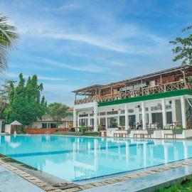 La Plage Beach Club, ξενοδοχείο σε Tjikakaka