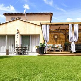 Charmant studio avec terrasse et jardin au cœur de la Provence 4 étoiles, хотел в Camps-la-Source