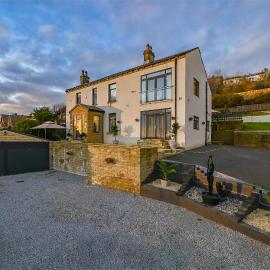 Spacious 6 Bedroom Escape with Hot Tub, Games Room & Karaoke in Yorkshire、Thornhillのホテル