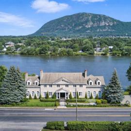 Waterfront Mansion with Mont-Saint-Hilaire Views, Near Montreal, hotel in Beloeil Village