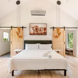 Relaxing Ranch Friendly Animals Modern Stay Cabin 1, hotel a Cedar Creek