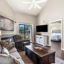 Retreat near Table Rock Lake & SDC with Indoor Pool, hotel v destinaci Branson