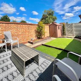 Furzton - Modern Home and Garden, Free Private Parking, TV, Sleeps 6 Guests