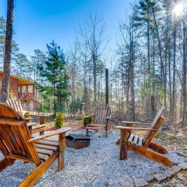 Secluded Family Cabin w/ Deck Near Cherokee Lake, Hotel in Murphy