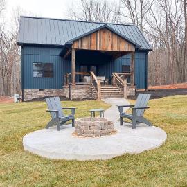 Serene Couple's Getaway w/ Mtn Views in Bedford!, Hotel in Bedford