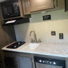 New Jayco trailer with comfy queen bed & Air-con, Hotel in Aldergrove