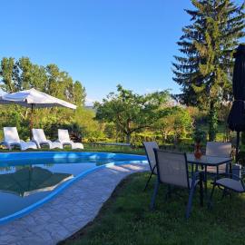 Дядо Цоньовата къща самостоятелен имот с басейн, hotel i Sevlievo