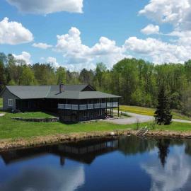 Cajun Cabin Private Nature Resort, hotel em Minden