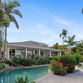 Amazing waterfront luxury house &Large pool