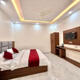 Hotel Betwa sarowar، فندق في أورشها