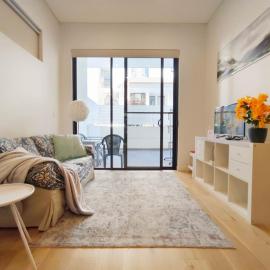 Premium location one bedroom APT with secure car parking - 5 mins Train, Shops