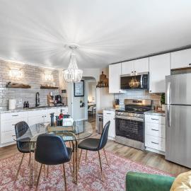 Newly renovated, we are the perfect location!!!, hotel en Algoma