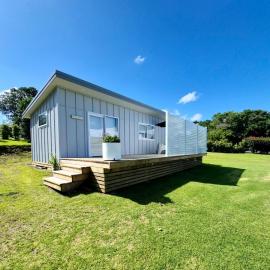 The NEST New Boutique Tiny home Inlet Water Views, hotel a Kerikeri