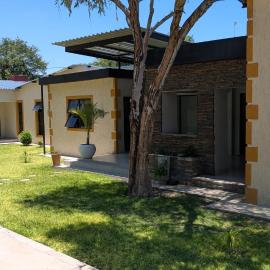 The Homely Curve Guesthouse, hotell sihtkohas Maun