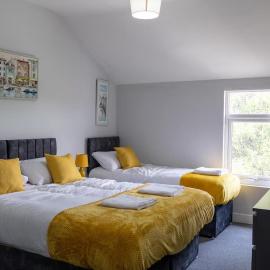Spacious 4-bed City Centre Home - Free Parking & Wifi