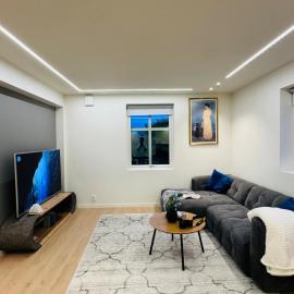 Modern Central Home with Free Parking, מלון בAskim