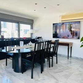 Skyline Penthouse Kimchi Home, Hotel in Giv‘atayim