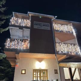 Pensiunea Patru Brazi, hotel in Muntele Cacovei