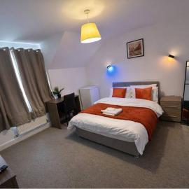 Queens Court Ensuite Studio, hotel in Stoke on Trent