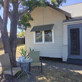Retro house near Grampians with office,Wifi,Netflix, hotel in Stawell