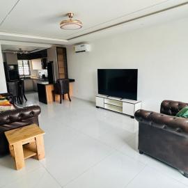 Luxury 3 Bedroom House in East Legon Hills، فندق في Trofwi
