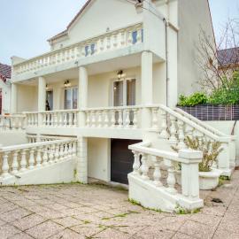 Large house ideal for groups families 12 people, hotel in Saint-Denis