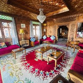 Maharaja palace houseboat