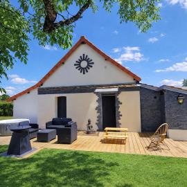 La Demeure du Faon en cœur de Sologne 10mn Lamotte-Beuvron, gîte de charme avec jacuzzi et piscine , proche Center Parc Beauval Châteaux de la Loire Orléans, hotel a Chaon