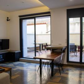 Designer apartment with private terrace Nîmes, hotel in La Celle-sous-Gouzon