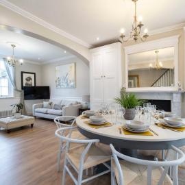 Beautiful 4 Bedroom Home、チェルトナムのホテル