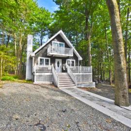 Charming n Fun chalet Retreat in The Poconos、Tobyhannaのホテル