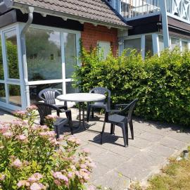 Fewo 1 im Fischerhaus mit Wintergarten und Terrasse, hotel in Seedorf