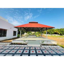 Grey Stone Farm House, hotel i Surat