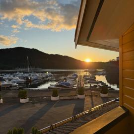 Askvik Marina Lägenhet i småbåtshamn med havsutsikt โรงแรมในAskvik