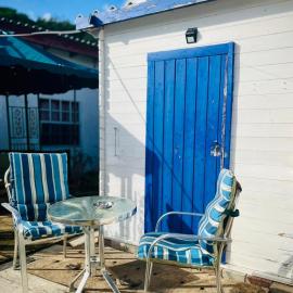 Blue Moon Cabin, hotel in Willemstad