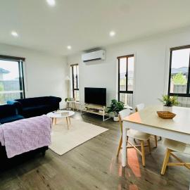Elegant 3-Bedroom House with Free secured Parking, hotel in Clyde North